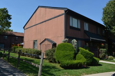 32 Arrowood Ct unit 520, Staten Island, NY 10309 - photo 6