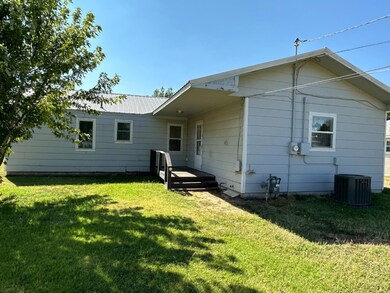 826 S Adams St, Hugoton, KS 67951 - photo 2