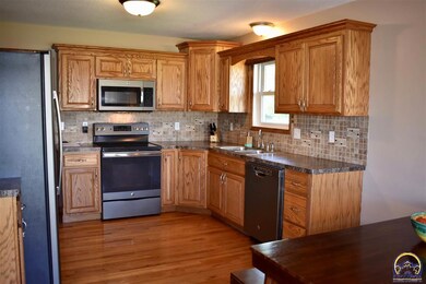 3316 SW 46th St, Topeka, KS 66610 - photo 4