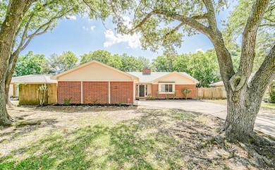 366 Dawn Hill Dr, Friendswood, TX 77546 - photo 2