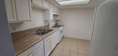Kitchen Photo 2