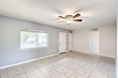 6819 N 10-005-15-Living Ro-MLS_Size