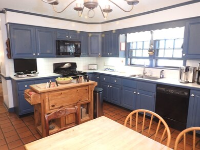 31 Ellis St, Medway, MA 02053 - photo 3