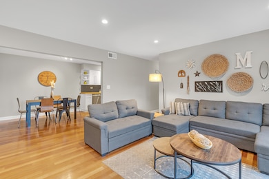 727 Killarney Ct unit 2D, Schaumburg, IL 60193 - photo 3