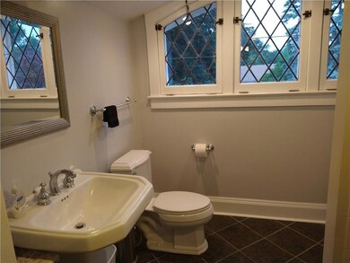 Full bath, 3rd floor