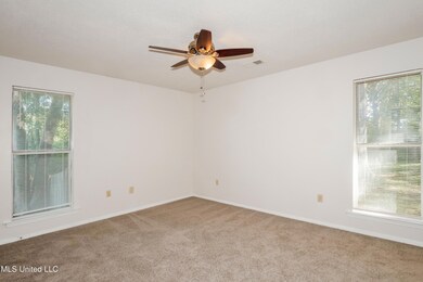 007-photo-primary-bedroom-14923509