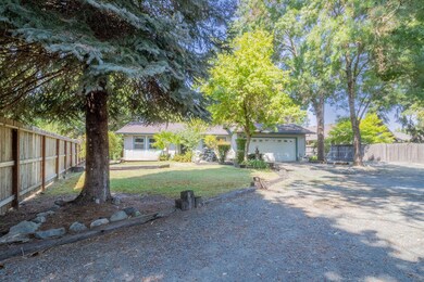 1107 SW Erica Dr, Grants Pass, OR 97526 - photo 2