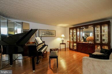 8000 Treasure Tree Ct, Springfield, VA 22153 - photo 3