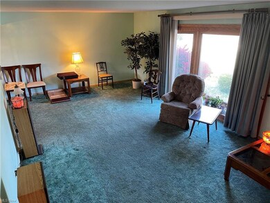 Spacious Living Room w/Bay window