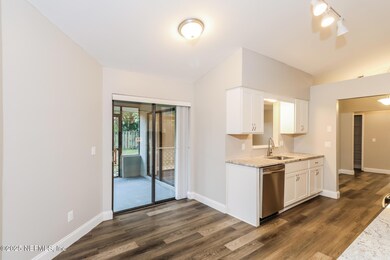 006-photo-dining-room-14486305