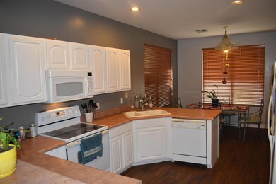 LARGE WORABLE KITCHEN