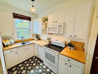 Full updated Kitchen & appliances, with deep stainless steel sink & dishwasher