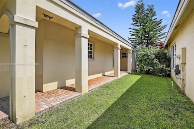 8800 Lake Park Cir N, Davie, FL 33328 - photo 3