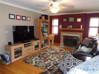 Living room w/Hardwood floor