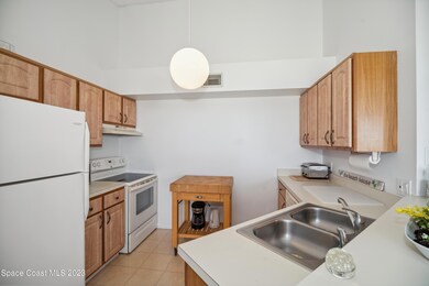 02_7240Highway1_204_5_Kitchen_HiRes