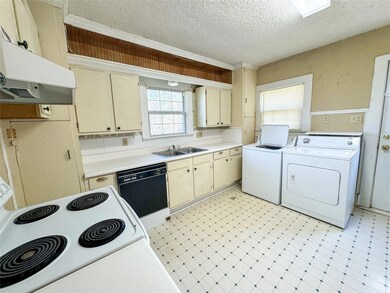 1306 N Trinity St, Decatur, TX 76234 - photo 5