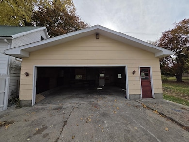 111 E Empire St, Freeport, IL 61032 - photo 5