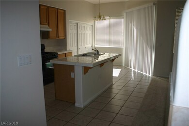 Island Kitchen With Nook & All Appliances ,Pantry,