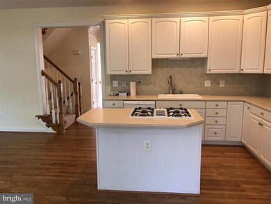 8022 Kidwell Ct, Vienna, VA 22182 - photo 7