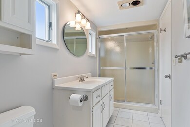 945 S Mitchell Ave, Elmhurst, IL 60126 - photo 2