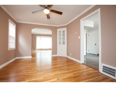 You must see this fresh and inviting dining room t