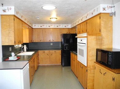 915 S 4th St, Central Point, OR 97502 - photo 5