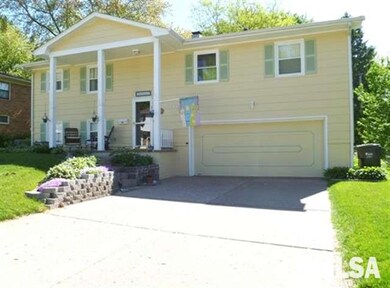 2911 Linden Ln, Bettendorf, IA 52722 - photo 2