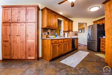 6302 SW 48th Place, Topeka, KS 66610 - photo 6