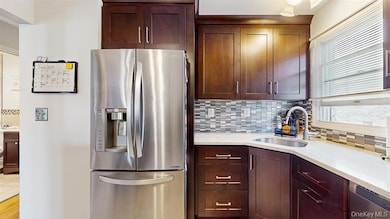 156-40 76th St unit 2nd floor, Jamaica, NY 11414 - photo 3