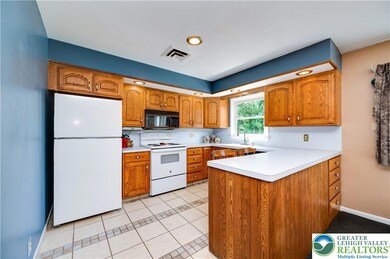 932-936 Walnut St unit 932, Emmaus, PA 18049 - photo 6