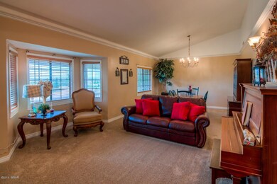 11 Living Room photo b-X2