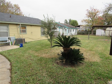 410 Barkley St, Houston, TX 77022 - photo 4