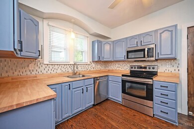 Lovely kitchen w/ stainless steel appliances