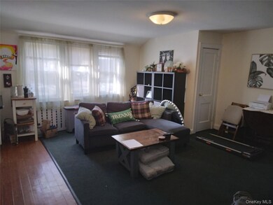 666 Willis Ave unit 3rd Floor, Williston Park, NY 11596 - photo 2