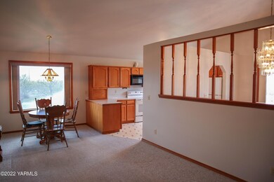 4. Family Room and Breakfast Nook