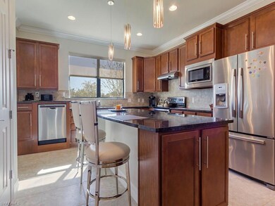 Kitchen w/breakfast bar