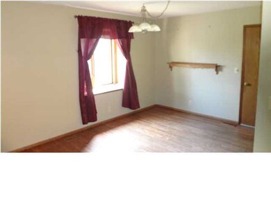 DINING AREA BETWEEN LIVING ROOM & KITCHEN