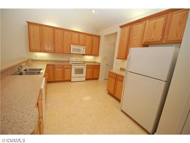 Kitchen - Spacious kitchen w/abundant cabinetry an