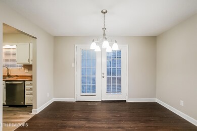 006-photo-dining-room-10082920