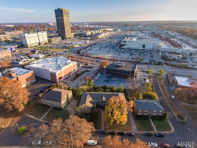 8140 Whitburn Dr, Saint Louis, MO 63105 - photo 7