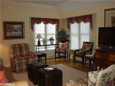 Living Room - Large living room with lots of light