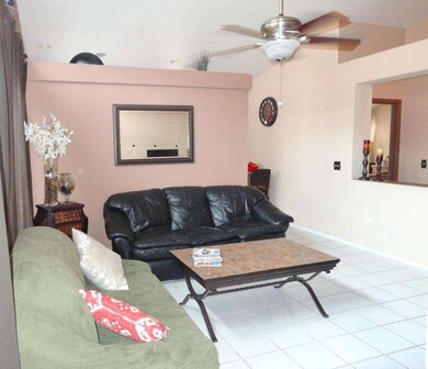 04-Family Room (entry)