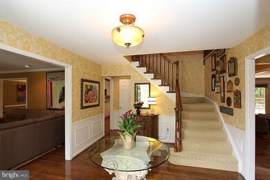 9208 Sprinklewood Ln, Potomac, MD 20854 - photo 2