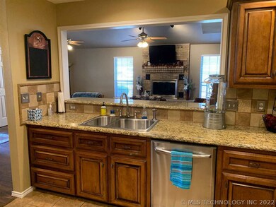 2114 Oakglen Dr, Ardmore, OK 73401 - photo 5