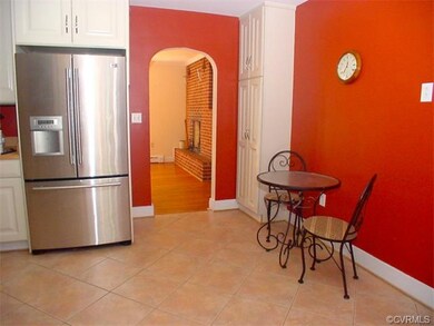 Eat in area of kitchen with 16