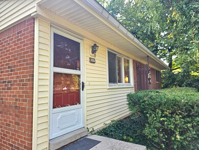 352 Manor Dr, Ann Arbor, MI 48105 - photo 3