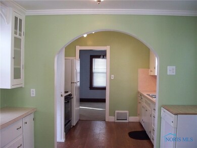 Kitchen, dining room~Love the arch!