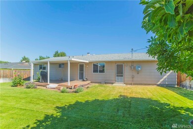 1106 9th St NE, East Wenatchee, WA 98802 - photo 4