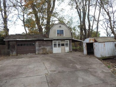 Garage / barn / shed.