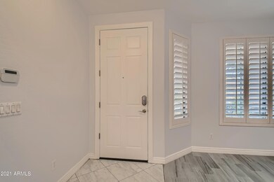 4-791808341-06 Foyer